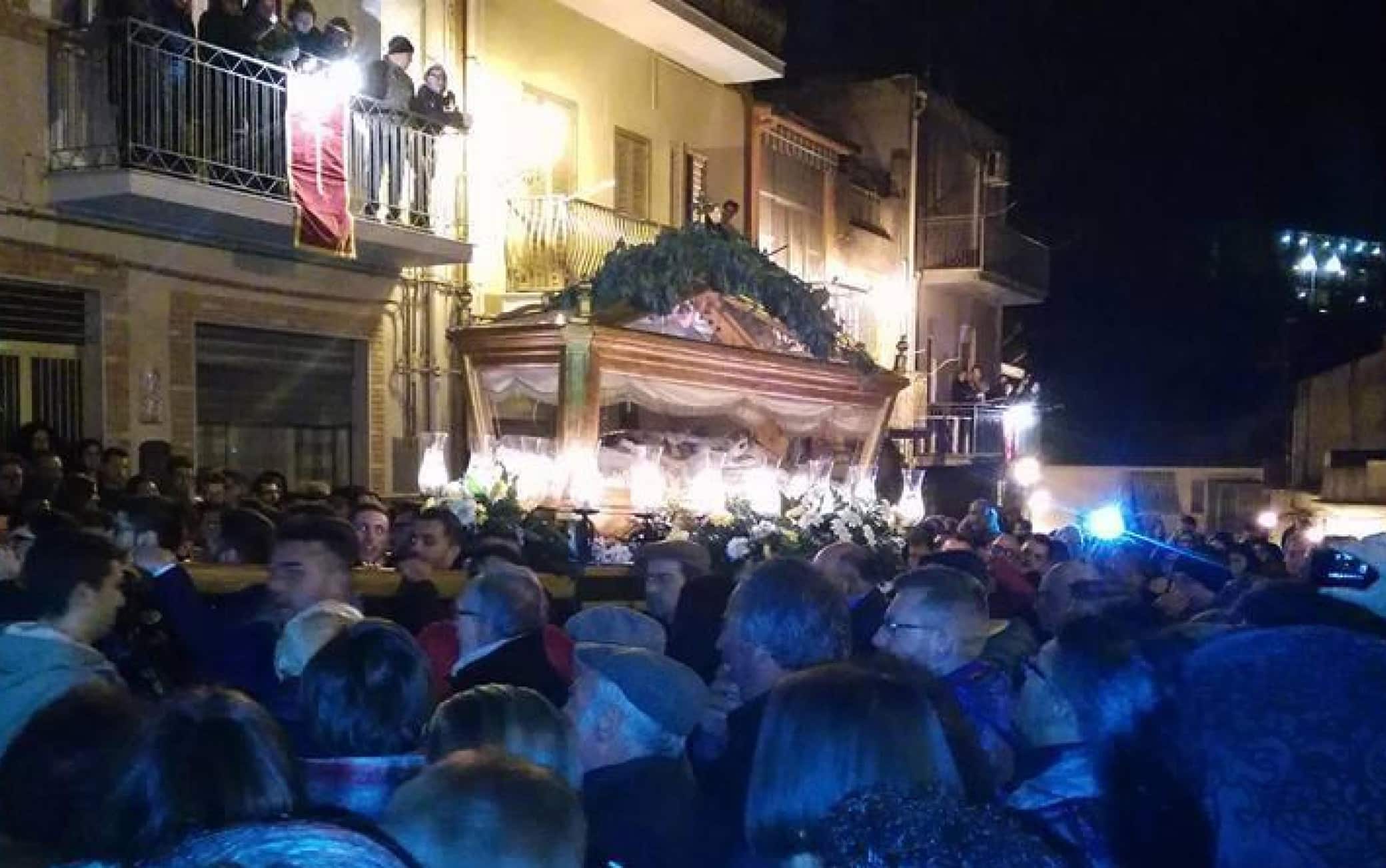 Un momento della processione del Venerdi' Santo a San Michele di Ganzaria del 25 marzo 2016. La processione fu deviata per rendere omaggio al boss Francesco 'Ciccio' La Rocca, detenuto in regime di 41 bis.
ANSA