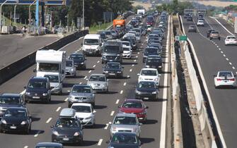 Traffico intenso sull'autostrada A14 nel nodo di Bologna, 6 agosto 2016. ANSA/GIORGIO BENVENUTI