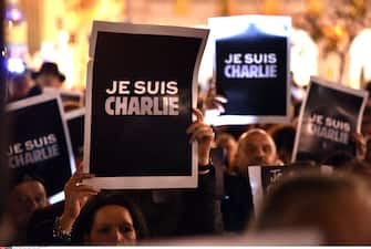 People hold up placards reading "I am Charlie" during a gathering in Nice, Southern France, on January 7, 2015, in support of the victims of today's terrorist attack on French satyrical newspaper Charlie Hebdo. Gunmen killed 12 people in an attack Wednesday in the offices of the French satirical weekly Charlie Hebdo in the most deadly attack in France since the 1954-1962 Algerian war. FRANCE - 07/01/2015/BEBERT_0701_013/Credit:BEBERT BRUNO/SIPA/1501072039 (NICE - 2015-01-07, BEBERT BRUNO/SIPA / IPA) p.s. la foto e' utilizzabile nel rispetto del contesto in cui e' stata scattata, e senza intento diffamatorio del decoro delle persone rappresentate