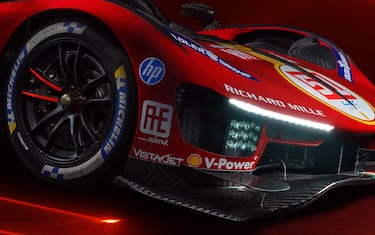 La livrea: il motivo di un rosso lucido prevalente. E quel tocco opaco