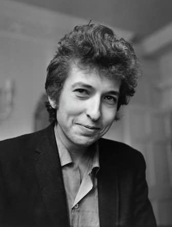 American folk/rock singer and songwriter Bob Dylan smiles during a meeting with the British press, April 28, 1965. (Photo by H. Thompson/Evening Standard/Hulton Archive/Getty Images