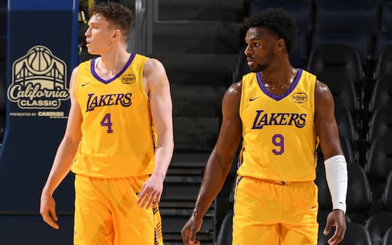 https://static.sky.it/editorialimages/a3d35be5bb5970ca3dad62429885e7a0c9d4a01d/skysport/it/nba/video/2025/07/09/nba-summer-league-lakers-spurs-rimonta-highlights/knecht_bronny_lakers_getty.jpg?im=Resize,width=565