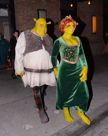 NEW YORK, NY - OCTOBER 31:  Heidi Klum and Tom Kaulitz, in Fiona and Shrek Halloween costume, were seen out in Manhattan on  October 31, 2018 in New York City.  (Photo by Robert Kamau/GC Images)