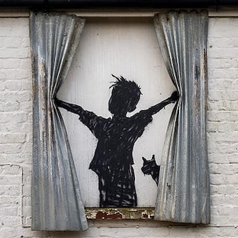 Il profilo nero di un bambino e di un gatto alla finestra, come nel negativo di una foto, tracciato su ciò che resta di una fattoria semi demolita a Herne Bay, nella contea del Kent. E' l'ultima opera rivendicata da Banksy, misterioso artista e writer di Bristol, 15 marzo 2023.
Instagram Bansky + ATTENZIONE LA FOTO NON PUO' ESSERE PUBBLICATA O RIPRODOTTA SENZA L'AUTORIZZAZIONE DELLA FONTE DI ORIGINE CUI SI RINVIA + NPK