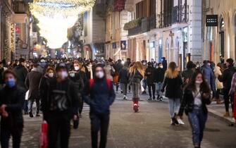 Persone nelle vie dello shopping