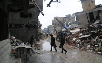 (240111) -- GAZA, Jan. 11, 2024 (Xinhua) -- People walk past damaged buildings in the northern Gaza Strip town of Beit Lahia, on Jan. 11, 2024. The Palestinian death toll from ongoing Israeli attacks on the Gaza Strip has risen to 23,469, the Gaza-based Health Ministry said on Thursday. (Photo by Abdul Rahman Salama/Xinhua) - Abdul Rahman Salama -//CHINENOUVELLE_CnyztpE007015_20240112_PEPFN0A001/Credit:CHINE NOUVELLE/SIPA/2401120801