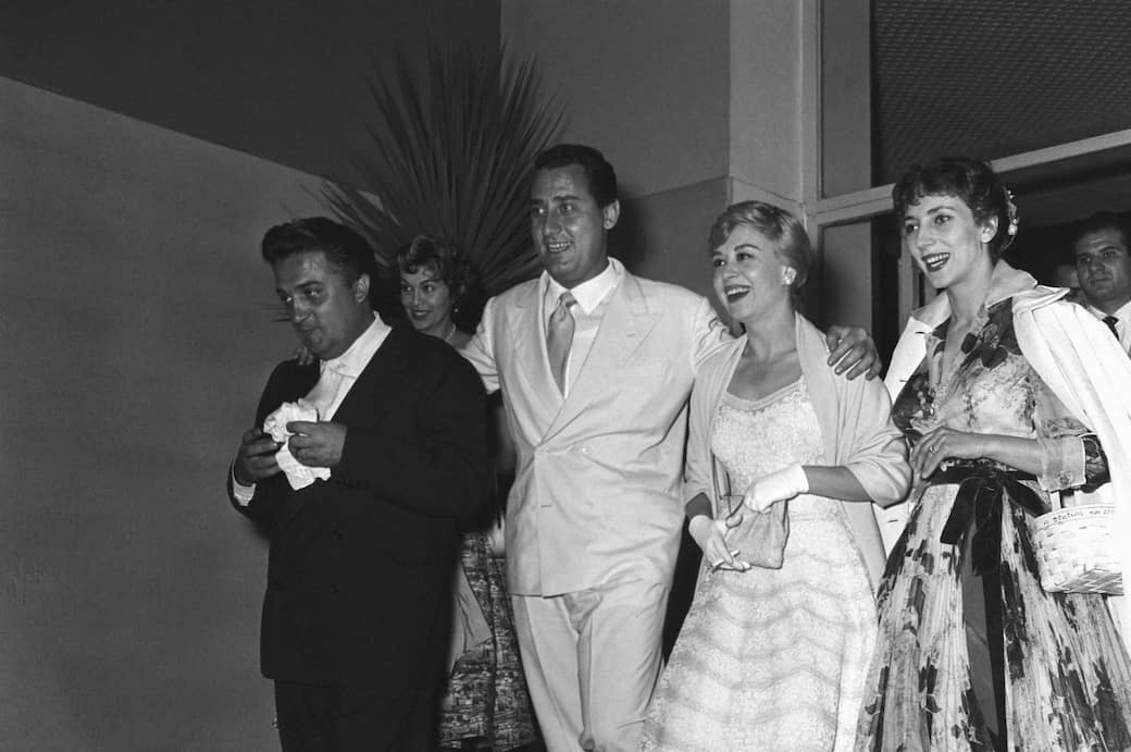 Alberto Sordi con Federico Fellini, Giulietta Masina e Valentina Cortese in una serata di beneficenza, 1955. Archivio Istituto Luce-Cinecittà