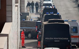 Il cellulare della polizia penitenziaria con a bordo Massimo Bossetti arriva al tribunale del riesame di Brescia per l'udienza in cui si discute la richiesta di scarcerazione dell'uomo, accusato dell'omicidio di Yara Gambirasio, Brescia, 10 marzo 2015. ANSA/ FILIPPO VENEZIA