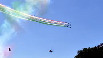 Frecce Tricolore in Piazza Castello / Cairoli, primo evento per celebrare la festa della Repubblica del 2 Giugno e per rendere omaggio alle zone piu' colpite dal Coronavirus