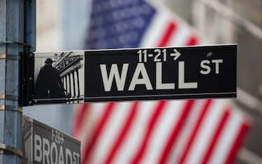 (220119) -- NEW YORK, Jan. 19, 2022 (Xinhua) -- A Wall Street sign is seen in front of the New York Stock Exchange (NYSE) in New York, the United States, on Jan. 18, 2022. U.S. stocks plunged on Tuesday amid heavy selling in the tech and financial sectors.
   The Dow Jones Industrial Average dropped 543.34 points, or 1.51 percent, to 35,368.47. The S&P 500 fell 85.74 points, or 1.84 percent, to 4,577.11. The Nasdaq Composite Index decreased 386.86 points, or 2.60 percent, to 14,506.90. (Xinhua/Michael Nagle) - Wang Ying -//CHINENOUVELLE_0920036/2201191129/Credit:CHINE NOUVELLE/SIPA/2201191135