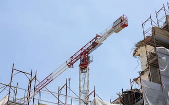 Il cantiere nel quale lavorava un operaio edile caduto dall'impalcatura a Roma,  30 giugno 2022. In base ad una prima ricostruzione l'uomo sarebbe caduto mentre si trovava sulla struttura per ragioni ancora da accertare. A nulla è servito l'intervento degli operatori del 118. Sul posto anche la polizia che sta effettuando le prime verifiche. 
ANSA/MASSIMO PERCOSSI