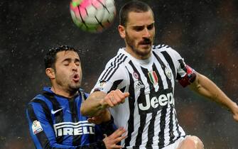 Inter's Citadin Eder (L) and Juventus' Leonardo Bonucci in action during the Italy Cup second leg semifinal soccer match Inter FC vs Juventus FC at Giuseppe Meazza stadium in Milan, Italy, 02 March 2016.
ANSA/DANIELE MASCOLO