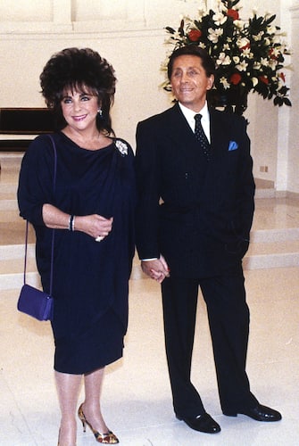 Lo stilista Valentino Garavani con l'attrice  Liz Taylor in una foto di archivio. 
ARCHIVIO ANSA 