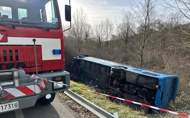 Il bus finito fuori strada, in una cunetta all'ingresso di Baragiano (Potenza), 28 febbraio 2024. Sul posto sono al lavoro i Vigili del fuoco e gli operatori sanitari del 118. Sull'incidente indagano i Carabinieri.  ANSA +NPK+