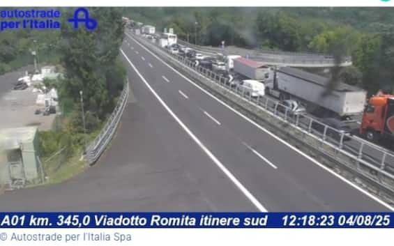 incidente stradale in a1 camion salta carreggiata 3 morti e 18 feriti