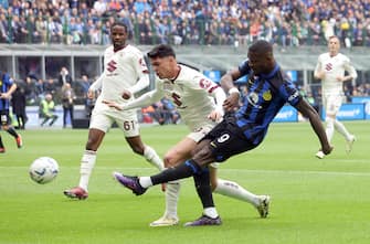 Torino s Raoul Rodriguez (L) challenges for the ball with Inter Milan s Marcus Thuram during the Italian serie A soccer match between Fc Inter  and Torino at  Giuseppe Meazza stadium in Milan, 28 April 2024.
ANSA / MATTEO BAZZI