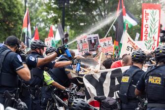 epa11494536 US Capitol police (L), alongside members of the NYPD, pepper spray protesters who gathered against the Israeli operations in Gaza and US weapons sales to Israel outside the US Capitol before Israeli Prime Minister Benjamin Netanyahu delivers an address to a joint session of Congress in Washington, DC, USA, 24 July 2024. Netanyahu's address to a joint meeting of the US Congress comes amid a close 2024 US presidential election cycle. Thousands of pro-Palestinian protesters were expected to gather near the US Capitol when Netanyahu becomes the first leader to address the US Congress four times.  EPA/JIM LO SCALZO