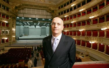 20041112 - MILANO - SPE : SCALA: IL CANTIERE A 25 GIORNI DALLA PRIMA.                                                   Il sindaco di Milano Gabriele Albertini in visita al Teatro alla Scala di Milano. MATTEO BAZZI / ANSA / PAL