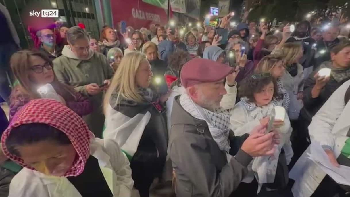 napoli flash mob pro gaza davanti ospedale santobono