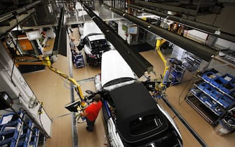 Stoccarda (germania), lo stabilimento della Porsche di Zuffenhausen dove è in produzione la nuova Porsche 911. Operai in fabbrica. Industria automobilistica. Auto.