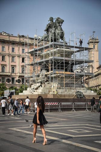 Sono stati ultimati i lavori di ripulitura della statua equestre di Vittorio Emanuele in piazza Duomo che era stata imbrattata dagli attivisti per il clima, Milano, 05 Ottobre 2023.   ANSA/MATTEO CORNER