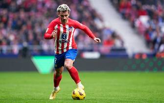 MADRID, SPAIN - DECEMBER 10: Antoine Griezmann of Atletico de Madrid runs with the ball during the LaLiga EA Sports match between Atletico Madrid and UD Almeria at Civitas Metropolitano Stadium on December 10, 2023 in Madrid, Spain. (Photo by Mateo Villalba/Getty Images)
