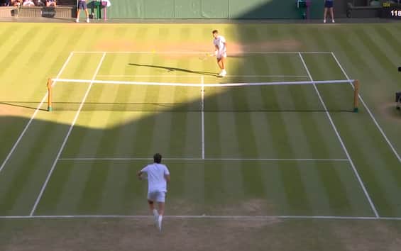 https://static.sky.it/editorialimages/a45ea2ecb253256d16511b5cb0f5144e23faf9c0/skysport/it/tennis/video/2025/07/08/alcaraz-wimbledon-stop-volley-norrie-video/alcaraz_stop-volley.jpg?im=Resize,width=565
