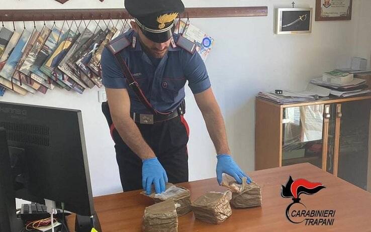 I panetti di hashish rinvenuti sulla spiaggia