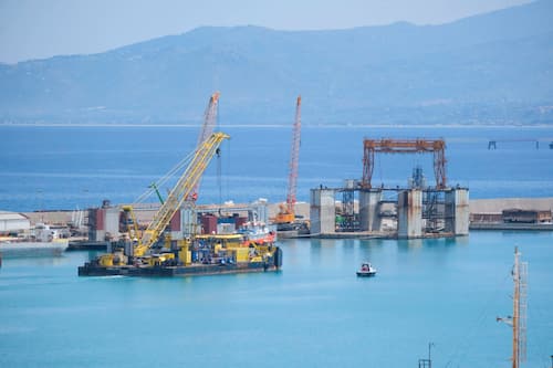 La gru galleggiante Hebo Lift 10 è arrivata al porto di Termini Imerese (Palermo) per le operazioni di recupero del superyacht Bayesian dai fondali marini al largo della costa settentrionale della Sicilia. Palermo, 03 maggio 2025 ANSA/IGOR PETYX