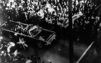 Un'immagine dell'auto di Kennedy a Dallas il giorno dell'attentato