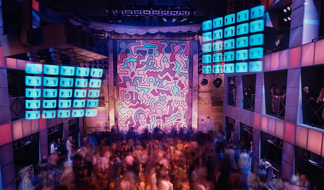 Mural_by_Keith_Haring_in_the_Palladium_1985_Photo_©_Timothy_Hursley_Garvey_Simon_Gallery.jpg