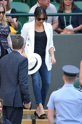 LONDON, ENGLAND - JULY 04: Meghan, Duchess of Sussex attends day four of the Wimbledon Tennis Championships at All England Lawn Tennis and Croquet Club on July 04, 2019 in London, England. (Photo by Karwai Tang/Getty Images)