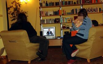 DUELLO TV TRA PRODI E BERLUSCONI PER LE ELEZIONI POLITICHE 2006, FAMIGLIA DAVANTI ALLA TELEVISIONE