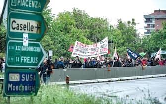 Manifestazione dei gruppi ambientalisti e No Tav per protestare contro il G7 sull'ambiente in svolgimento a Venaria Reale. Torino 28 aprile 2024 ANSA/TINO ROMANO