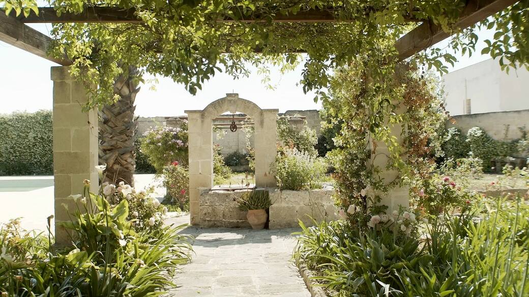 Varvaglione_9_Masseria_Pizzariello_cortile_interno.jpg
