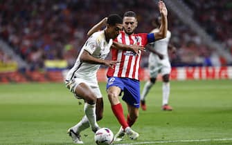 epa10881531 Atletico Madrid's Koke Resurreccion (R) in action against Real Madrid's Jude Bellingham (L) during the Spanish LaLiga soccer match between Atletico Madrid and Real Madrid, in Madrid, Spain, 24 September 2023.  EPA/Rodrigo Jimenez