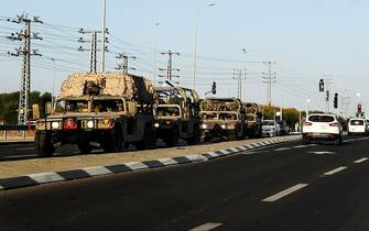 epa10917440 Israeli soldiers in Sderot, southern Israel, 13 October 2023. Sderot Mayor Alon Davidi has called on the Israeli government to evacuate the city residents for at least 10 days to areas beyond the immediate range of rockets from Gaza. The Israeli Defense Force (IDF) on 13 October called for the evacuation of all civilians of northern Gaza ahead of an expected ground invasion. More than 1,300 Israelis have been killed and over 3,200 others injured, according to the IDF, after the Islamist movement Hamas launched an attack against Israel from the Gaza Strip on 07 October. More than 1,700 Palestinians have been killed and over 7,300 others injured in Gaza since Israel launched retaliatory air strikes, Palestinian health officials said.  EPA/MANUEL DE ALMEIDA