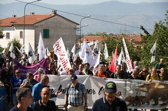 Un corteo con circa 1000 presenti ha sfilato per le vie del borgo di Pescina, per la morte dell'orsa Amarena uccisa a San Benedetto dei Marsi lo scorso 31 agosto, Pescina (L'Aquila), 10 settembre 2023. ANSA/EMANUELE VALERI