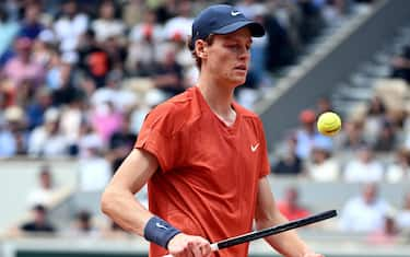 epa11389092 Jannik Sinner of Italy in action during his Men's Singles quarterfinal match against Grigor Dimitrov of Bulgaria during the French Open Grand Slam tennis tournament at Roland Garros in Paris, France, 04 June 2024.  EPA/CAROLINE BLUMBERG