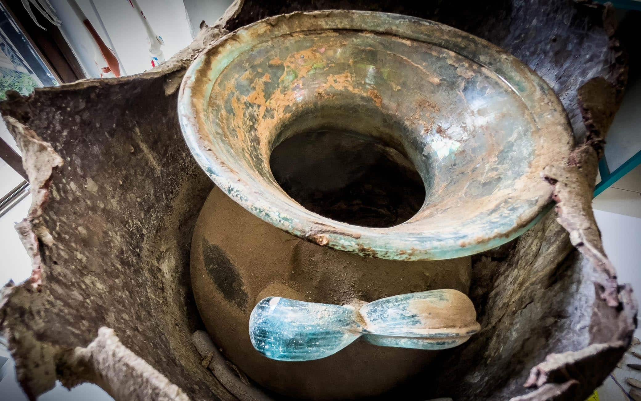 La tomba scoperta a Pompei Rinvenuta una tomba con resti umani e suppellettili presso la necropoli di Porta Sarno, a est dell’antico centro urbano di Pompei. Sulla lastra marmorea posta sul frontone della tomba un’iscrizione commemorativa del proprietario Marcus Venerius Secundio richiama, straordinariamente, lo svolgimento a Pompei di spettacoli in lingua greca, mai prima attestati in maniera diretta.
Si tratta dell’ultima scoperta di Pompei, avvenuta nel corso di una campagna di scavo promossa nell’area della necropoli di Porta Sarno, dal Parco Archeologico di Pompei e dall’Università Europea di Valencia Napoli 16 Agosto 2021. ANSA/CESARE ABBATE