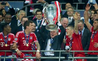 ARCHIVE PHOTO: 10 years ago, on May 25, 2013, FC Bayern Munich won the UEFA Champions League, the Munich players and Jupp HEYNCKES (coach, M) cheer with the trophy in the stands, Soccer Champions League Final 2013 / Borussia Dortmund (DO ) - FC Bayern Munich (M) 1:2. SEASON 2012/13, WEMBLEY STADIUM, 25/05/2013. ?