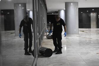 Agente di polizia effettua ispezioni al Palacio do Planalto