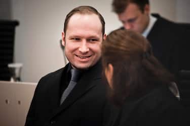 Norvegia, la prigione e la cella di Anders Breivik, killer della strage di Utoya e dell'attentato esplosivo nel centro di Oslo. Si tratta del carcere di massima sicurezza di Halden Fengsel, dove il killer sconterà 21 anni  in uno spazio di 8 metri quadrati comprensivo di scrivania con computer, letto singolo, palestra con tapis roulant e televisore a schermo piatto. Nella foto il sorriso di Breivik durante la lettura della sentenza
