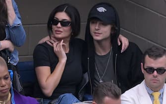 03_timothee_chalamet_kylie_jenner_bacio_ipa - 1