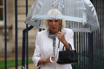 epa10873836 Britain's Queen Camilla holds an umbrella as she leaves after Britain's King Charles addressed Senators and members of the National Assembly at the French Senate, the first time a member of the British Royal Family has spoken from the Senate Chamber, in Paris, France, 21 September 2023. Britain's King Charles III and his wife Queen Camilla are on a three-day state visit starting from 20 September, to Paris and Bordeaux, six months after rioting and strikes forced the last-minute postponement of his first state visit as king.  EPA/EMMANUEL DUNAND / POOL  MAXPPP OUT