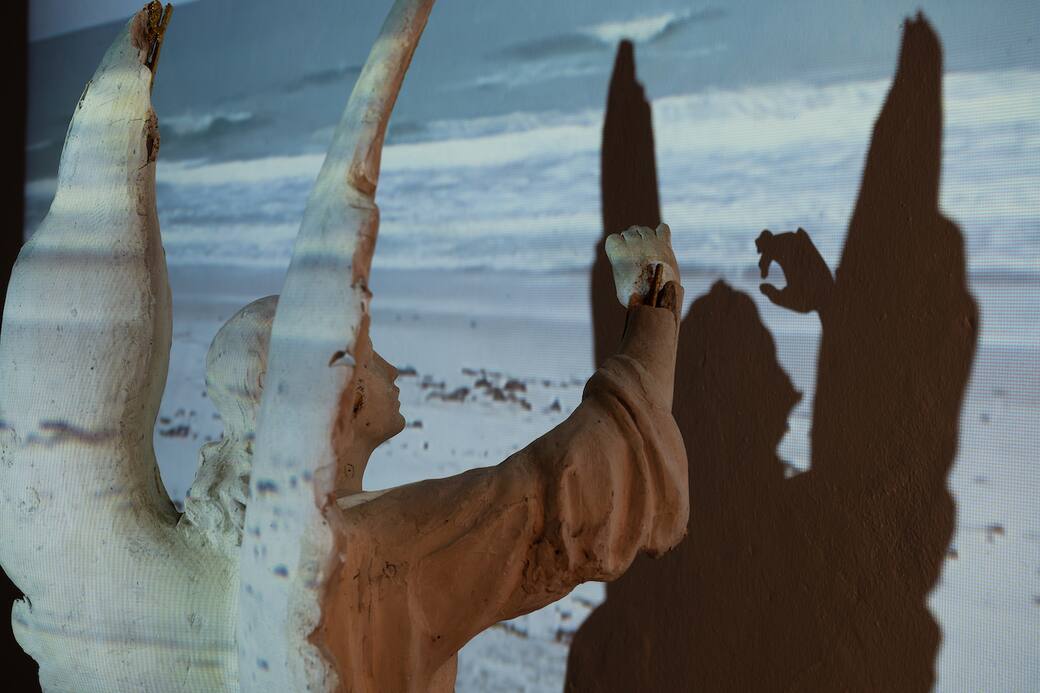 Michelangelo Consani, Installation view con le opere Soffio, 2025, scultura in gesso, foglia d’oro, base in legno, 54x54x133 cm; Fukushima 2025, 2025, video, Courtesy ieedificio57 San Gimignano, ME Vannucci Pistoia. Ph Erika Pellicci