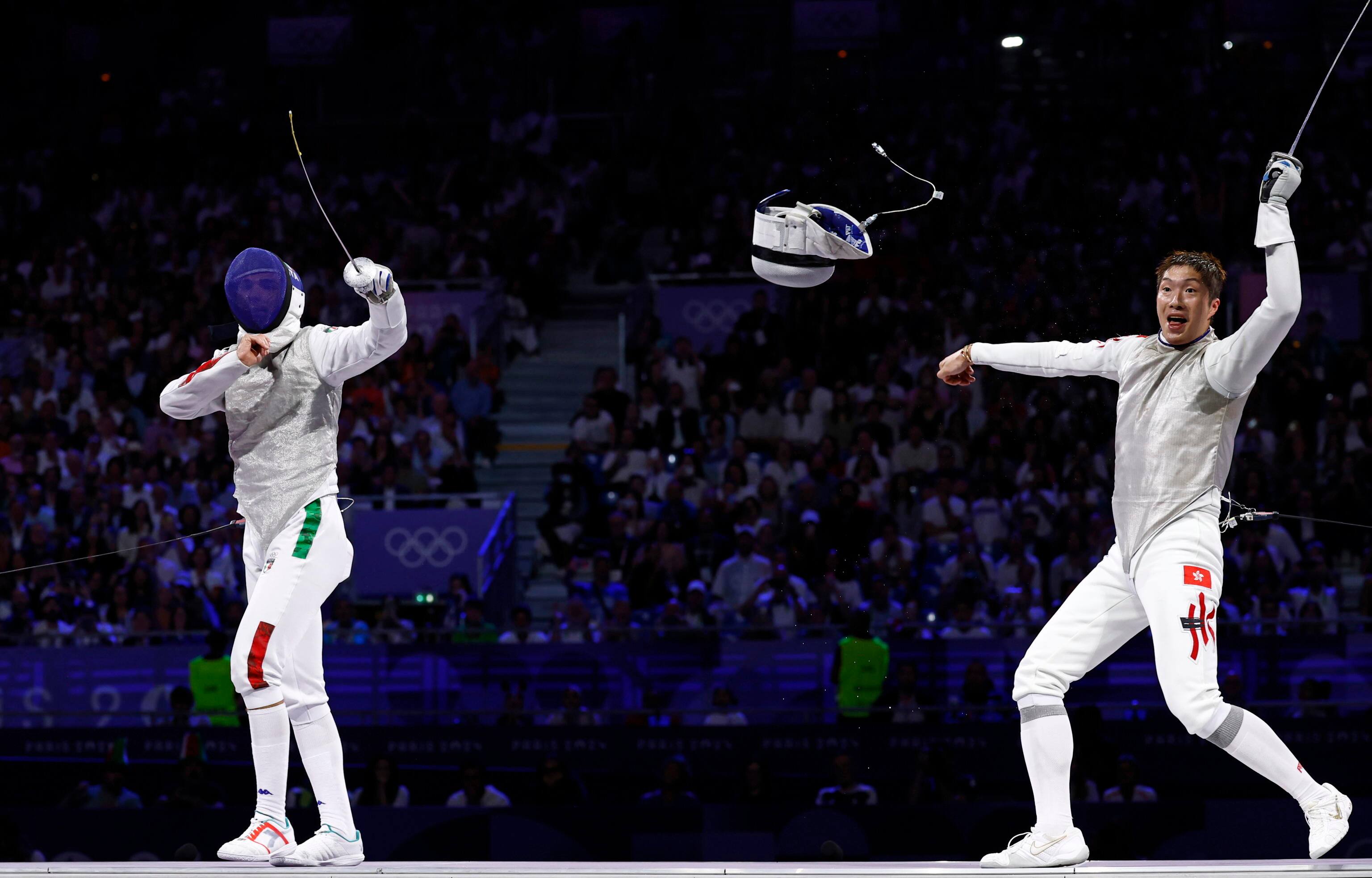 Filippo Macchi e Ka Long Cheung nella finale fioretto delle Olimpiadi 2024 epa11507530 Ka Long Cheung (R) of Hong Kong celebrates after his beating Filippo Macchi (L) of Italy during Men Foil Individual Gold madal bout in the Fencing competitions in the Paris 2024 Olympic Games, at the Grand Palais in Paris, France, 29 July 2024. EPA/YOAN VALAT