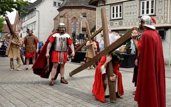 epa12038589 Actors dressed as Jesus Christ and Roman soldiers re-enact the Stations of the Cross during the Good Friday procession in Bensheim, Germany, 18 April 2025. Around 90 amateur actors in historical costumes parade through the center of Bensheim and re-enact the crucifixion of Jesus Christ and the Stations of the Cross (Via Crucis). On 18 April 2025, Christians of the Catholic and Western Christian churches around the world observe Good Friday the day when, according to the Bible, Jesus Christ was crucified by the Romans in Jerusalem.  EPA/RONALD WITTEK