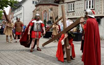 Il Venerdì Santo in Germania epa12038589 Actors dressed as Jesus Christ and Roman soldiers re-enact the Stations of the Cross during the Good Friday procession in Bensheim, Germany, 18 April 2025. Around 90 amateur actors in historical costumes parade through the center of Bensheim and re-enact the crucifixion of Jesus Christ and the Stations of the Cross (Via Crucis). On 18 April 2025, Christians of the Catholic and Western Christian churches around the world observe Good Friday the day when, according to the Bible, Jesus Christ was crucified by the Romans in Jerusalem. EPA/RONALD WITTEK