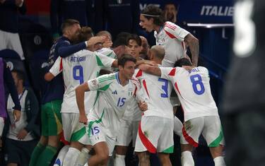 epa11590313 Players of Italy celebrate after scoring the 1-2 goal during the UEFA Nations League group B soccer match between France and Italy in Paris, France, 06 September 2024.  EPA/MOHAMMED BADRA